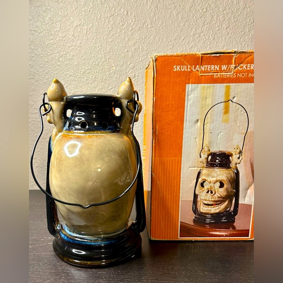 Kirkland Skull light up lantern - Picture 3 of 9